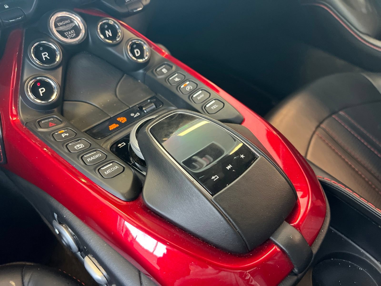 Used 2021 Aston Martin V8 Vantage Roadster RWD image 22