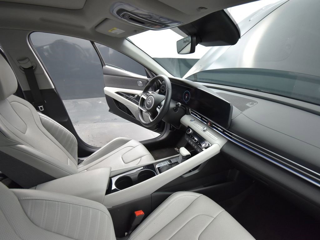 Used 2022 Hyundai Elantra Limited image 18