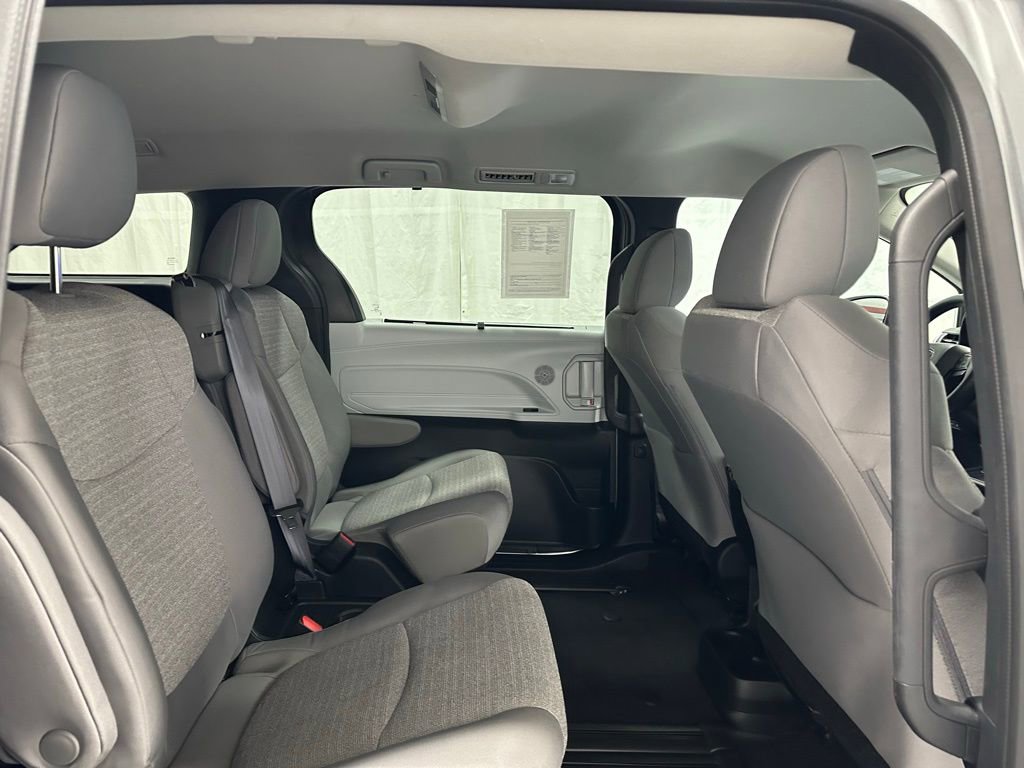 Used 2025 Toyota Sienna LE image 58