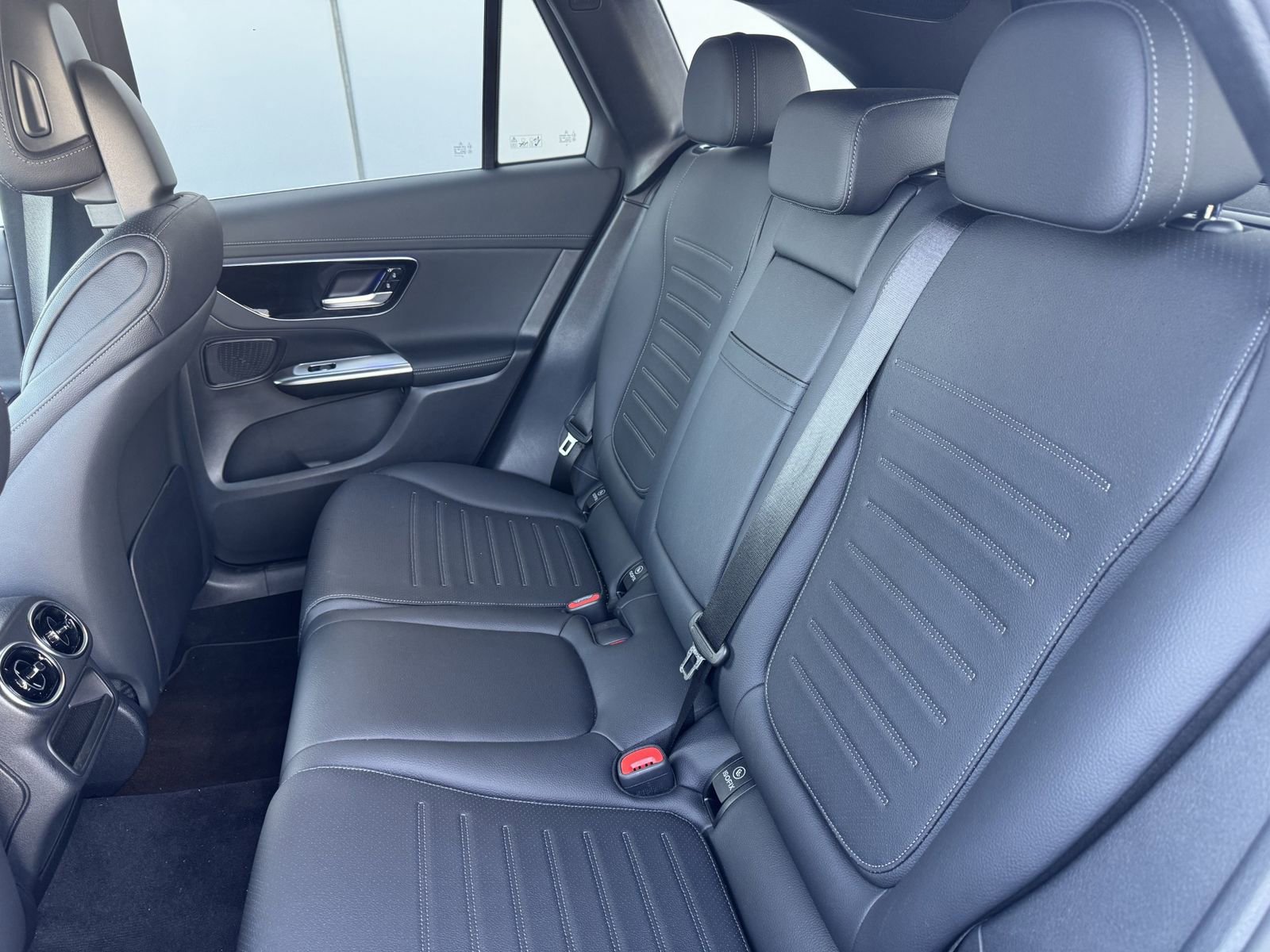 Used 2025 Mercedes-Benz GLC 350e image 6