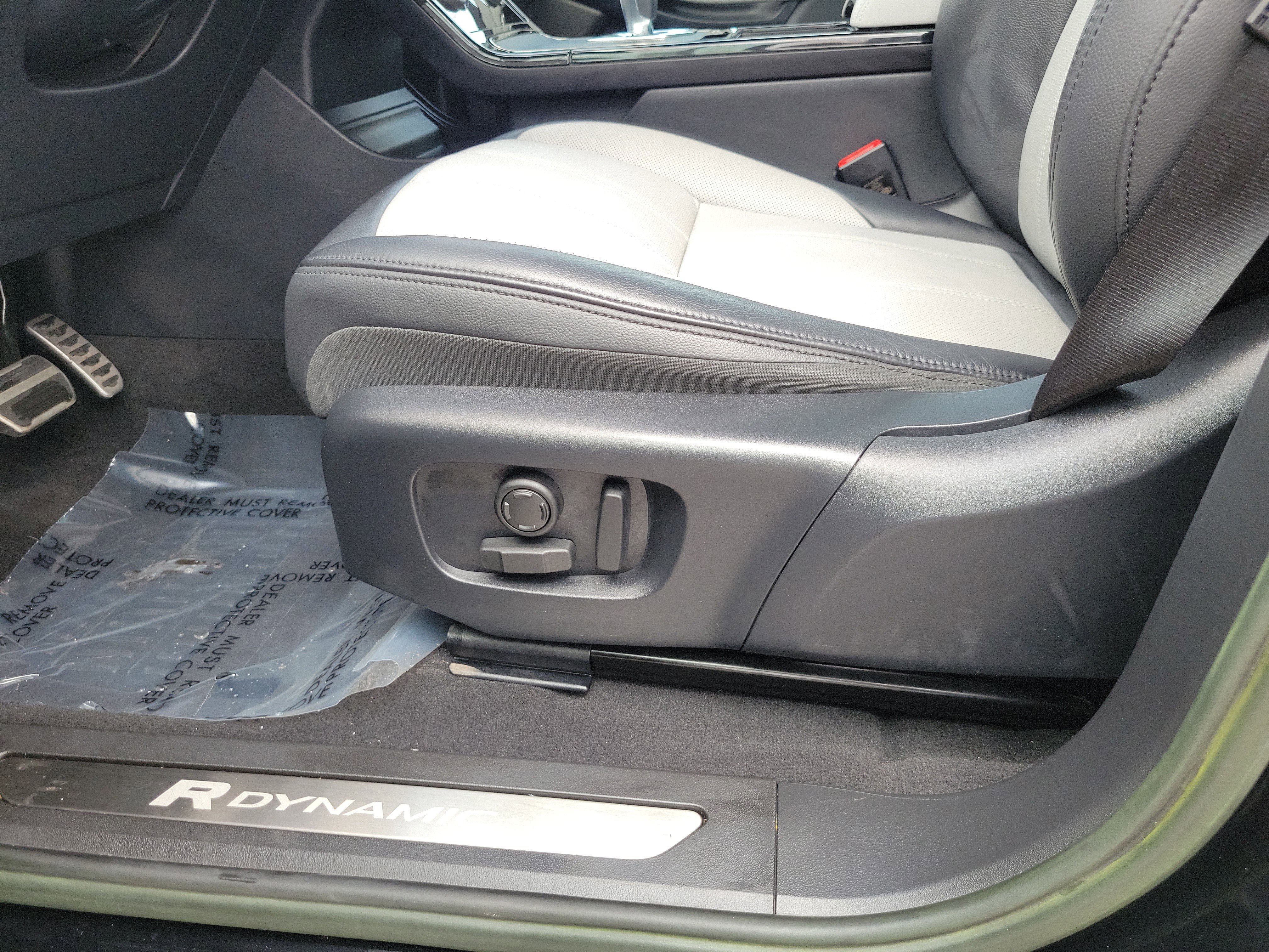 Used 2023 Land Rover Range Rover Evoque R-Dynamic SE image 13