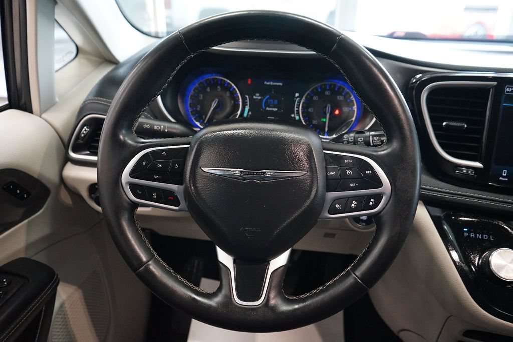 Used 2023 Chrysler Pacifica Touring-L AWD/4WD image 31