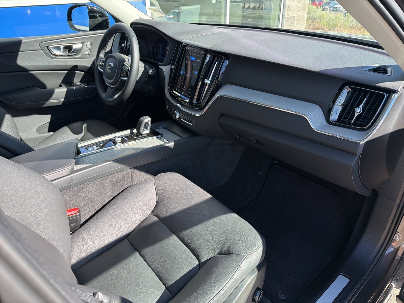 Used 2025 Volvo XC60 B5 Plus AWD/4WD image 27