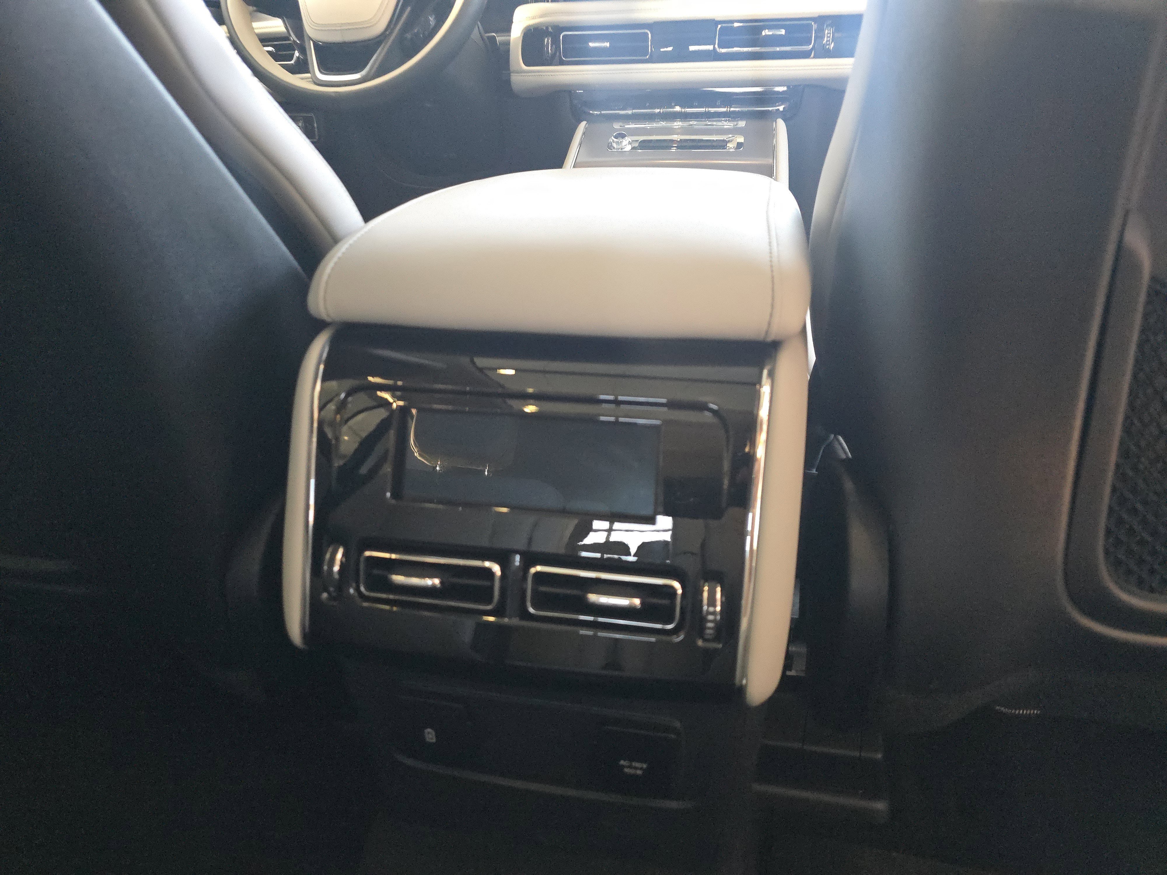 Used 2025 Lincoln Aviator AWD image 27
