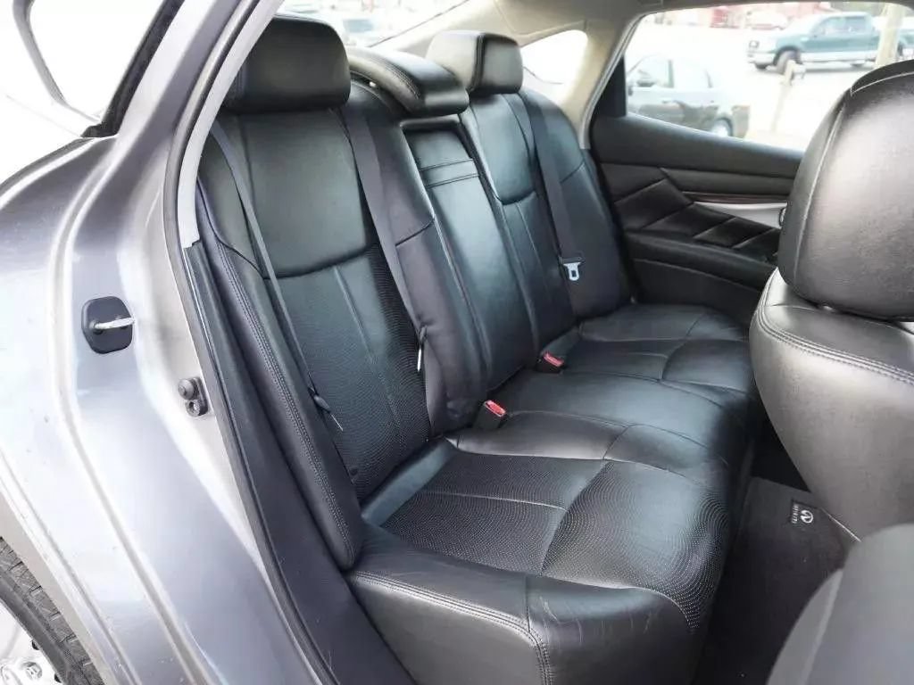 Used 2011 INFINITI M37 w/ Premium Pkg RWD image 35