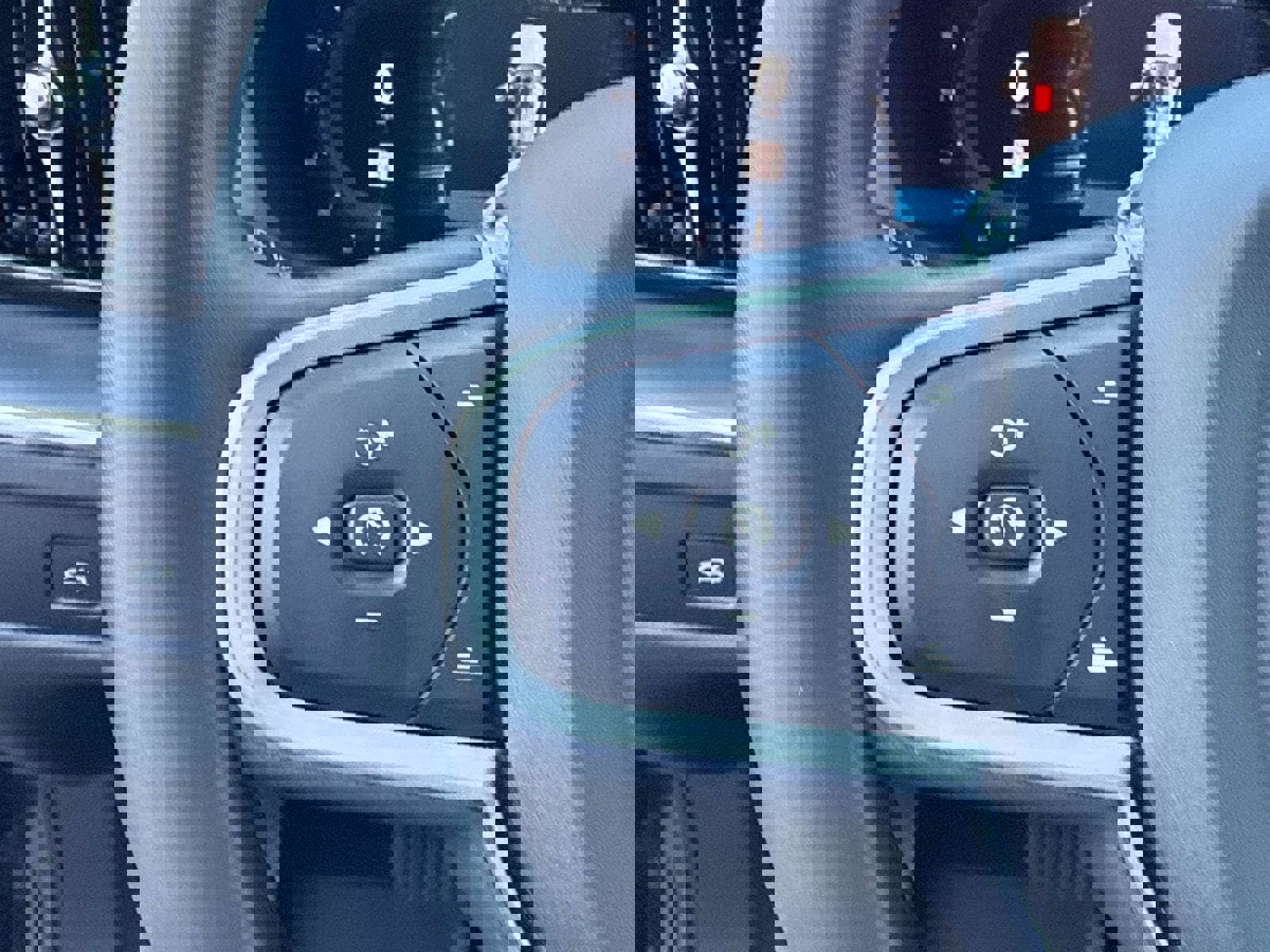 New 2025 Volvo XC60 B5 Core w/ Climate Package image 38