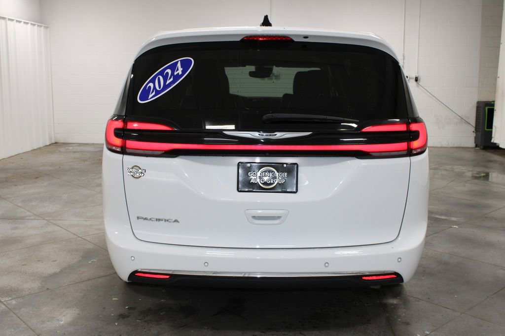Used 2024 Chrysler Pacifica Touring-L FWD image 8