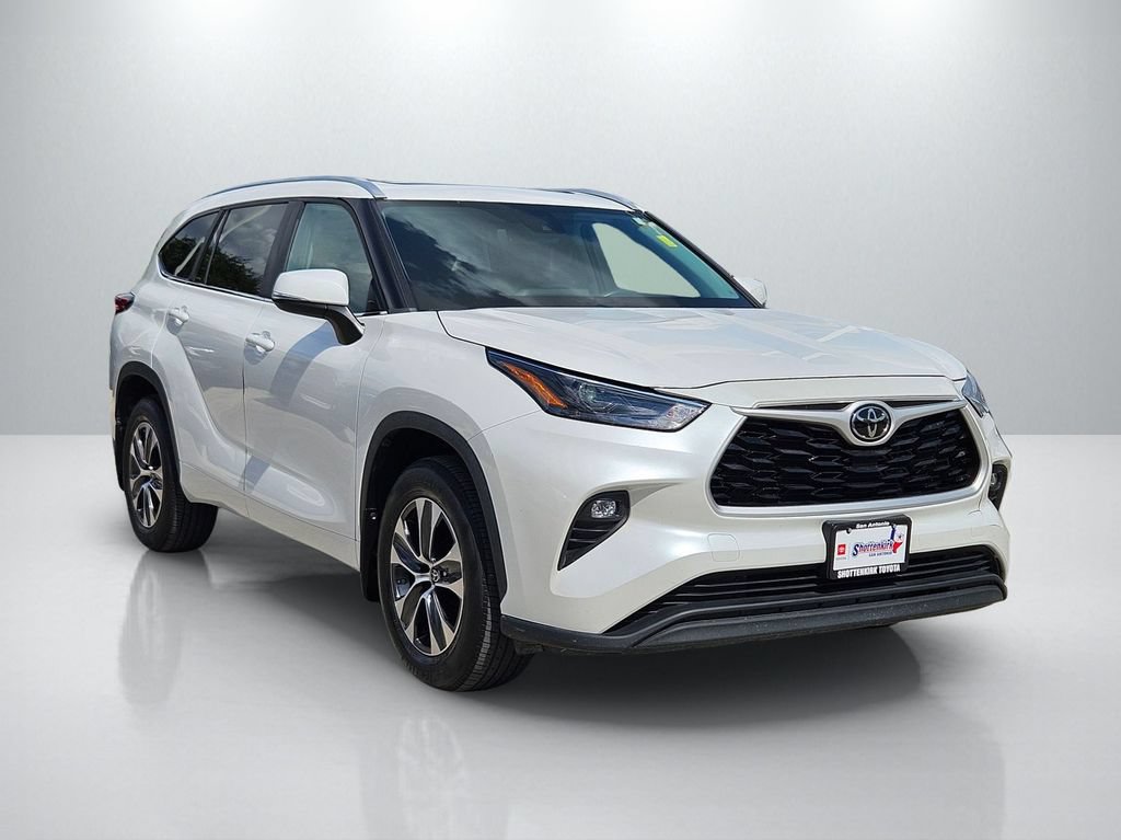 Used 2023 Toyota Highlander XLE FWD video 3