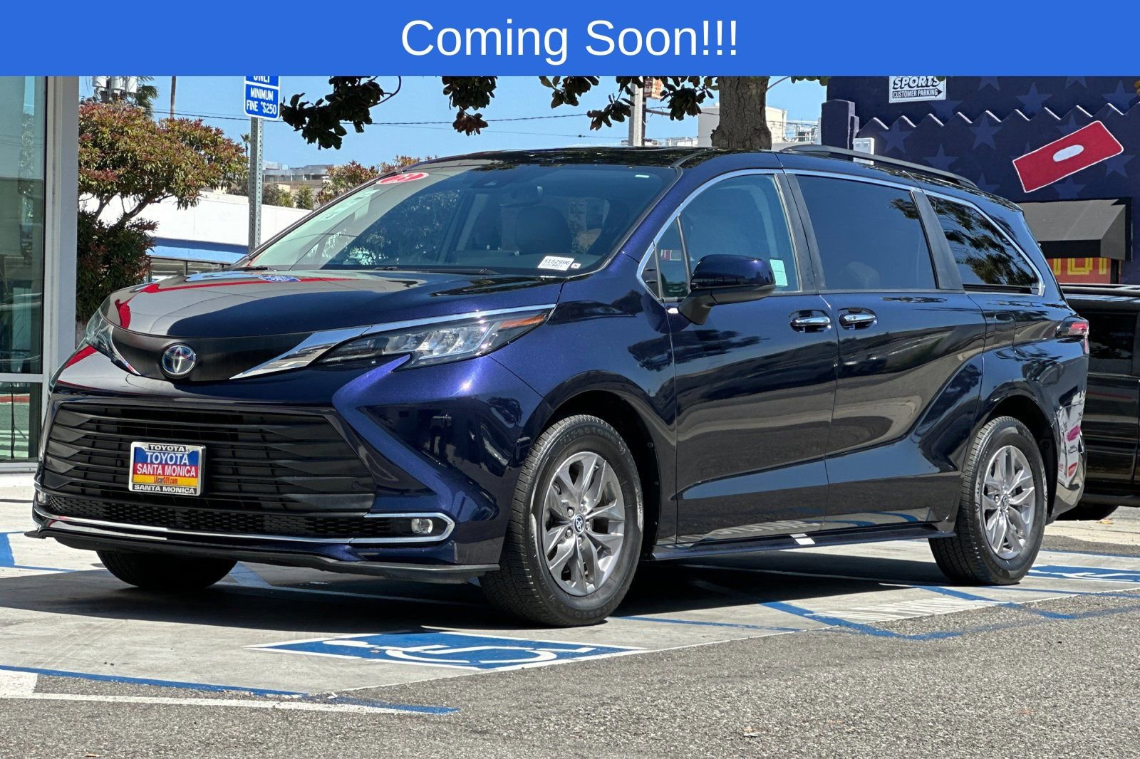 Used 2023 Toyota Sienna XLE image 8