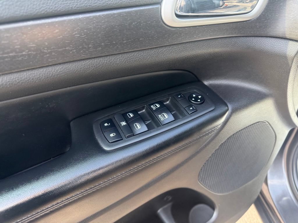 Used 2018 Jeep Grand Cherokee Altitude AWD/4WD image 11