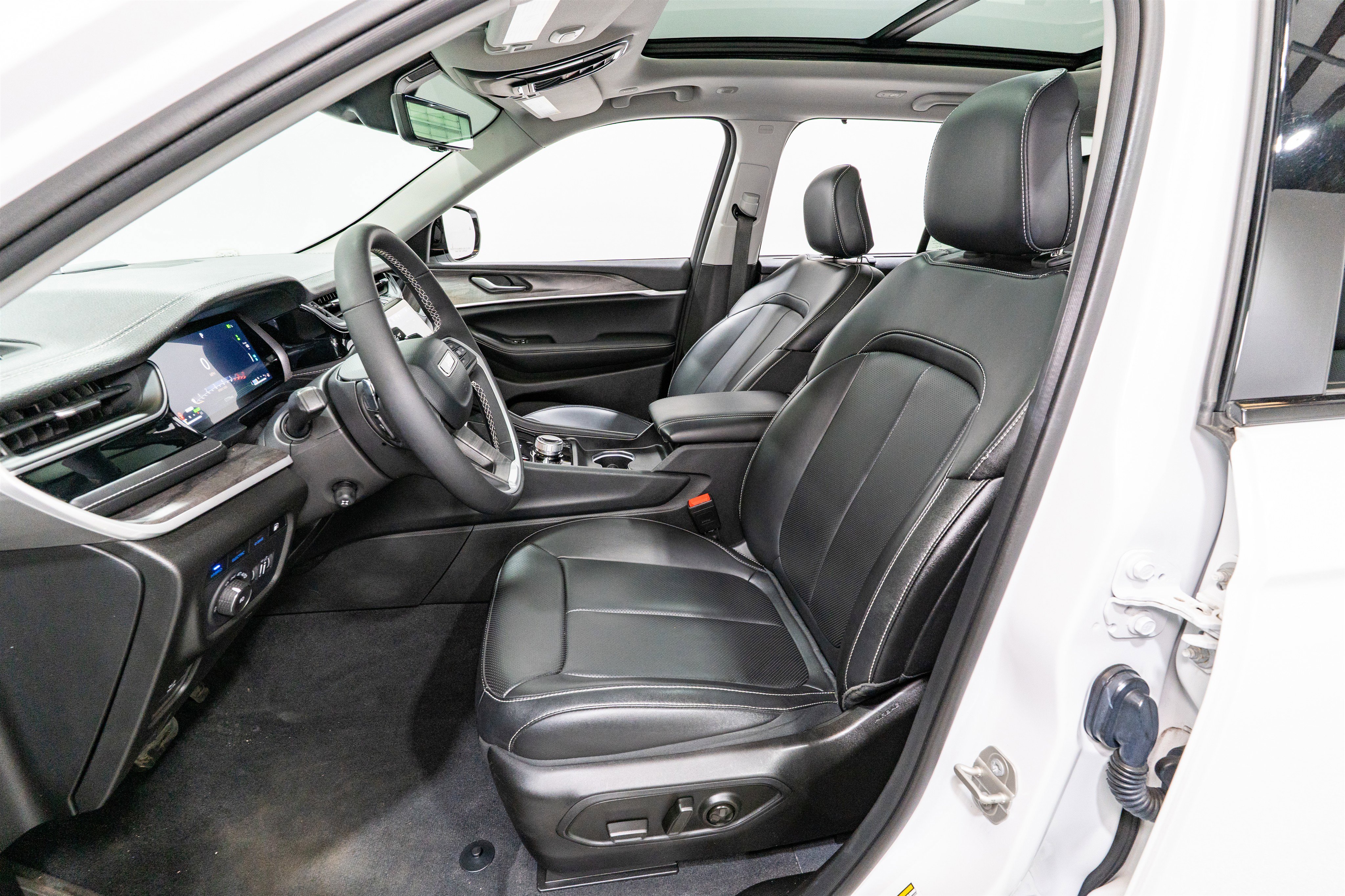 Used 2023 Jeep Grand Cherokee 30th Anniversary AWD/4WD image 17