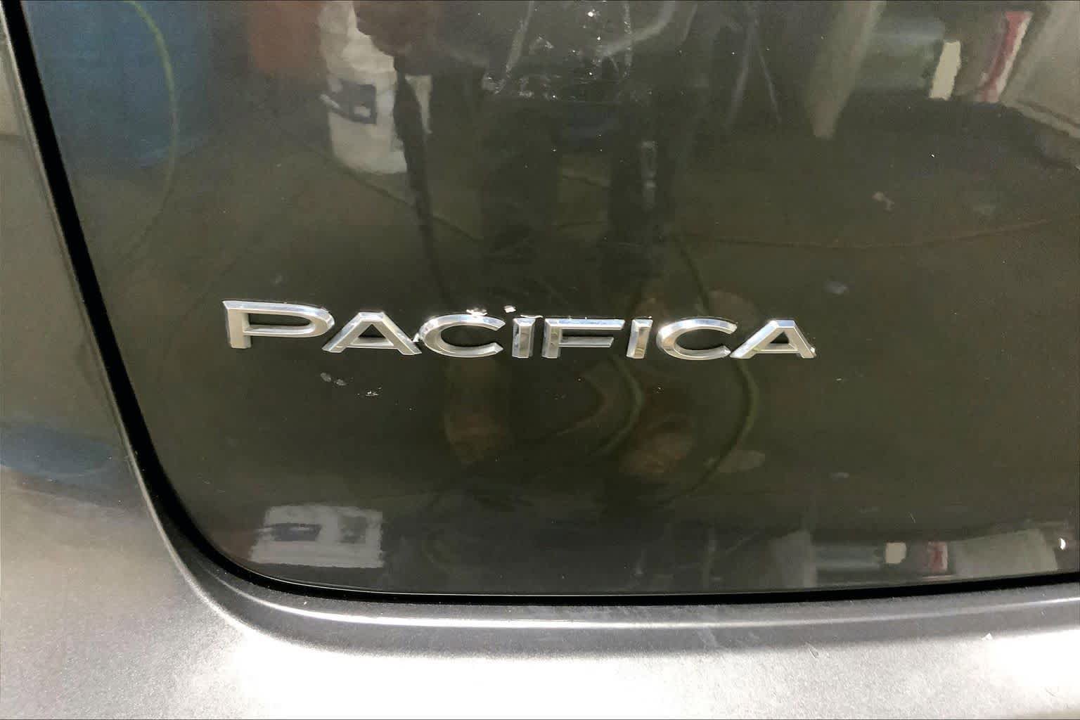 Used 2018 Chrysler Pacifica Touring-L image 9