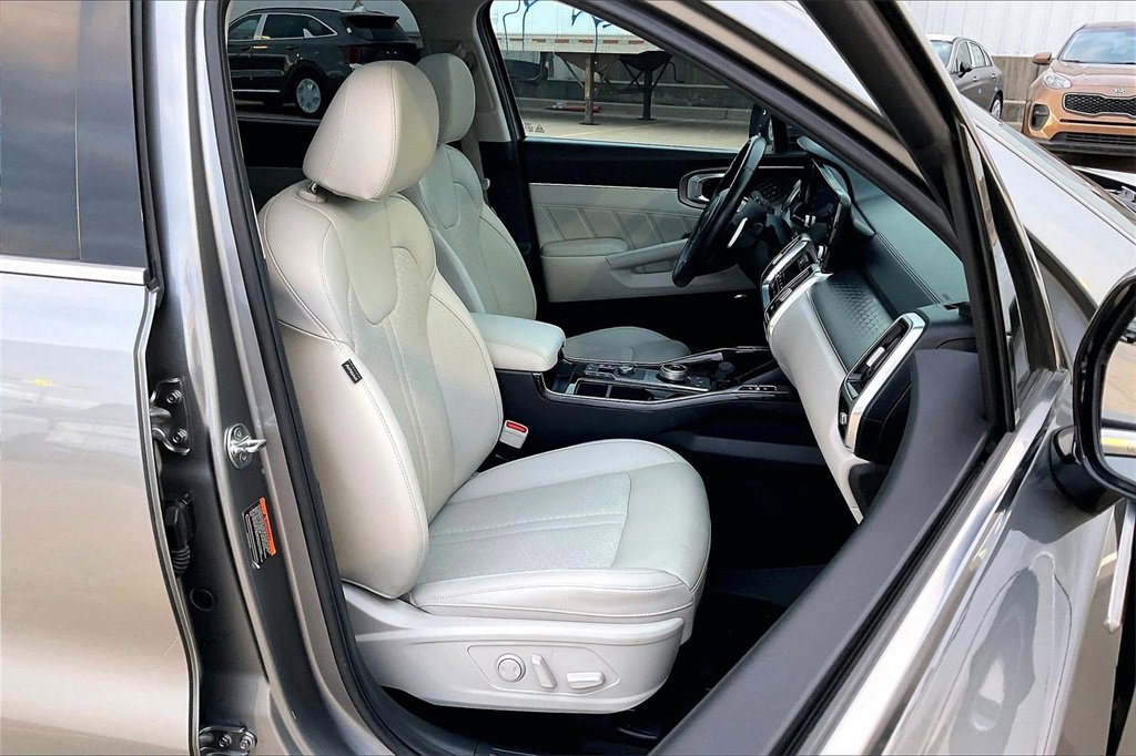 Certified 2022 Kia Sorento SX Prestige w/ Panoramic Sunroof Package image 7
