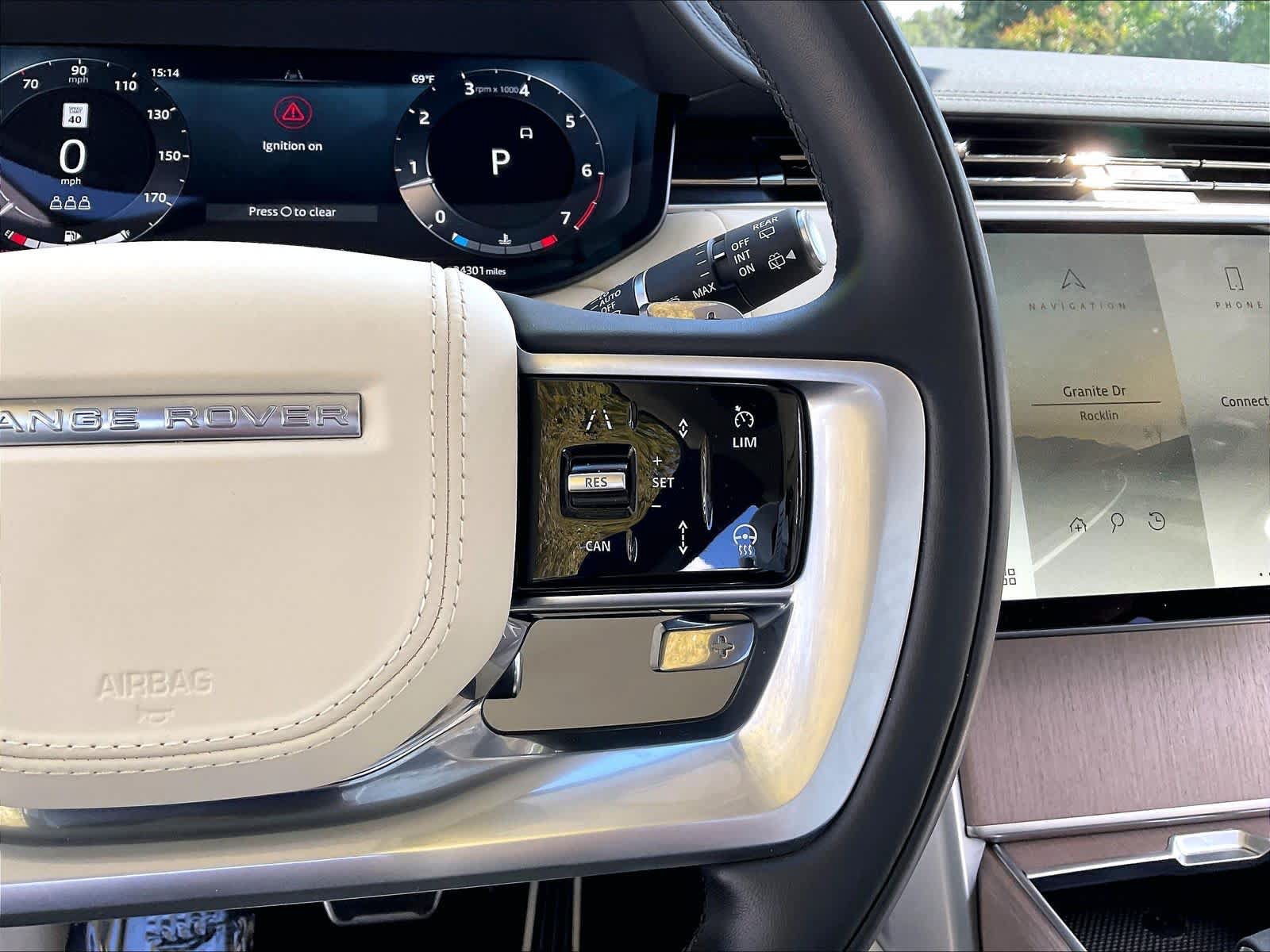 Used 2025 Land Rover Range Rover SE AWD/4WD image 19