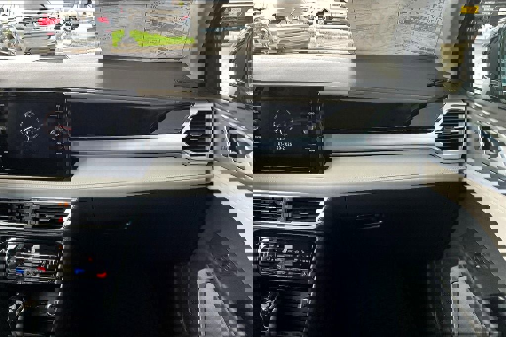 New 2025 Volkswagen Taos SE image 16