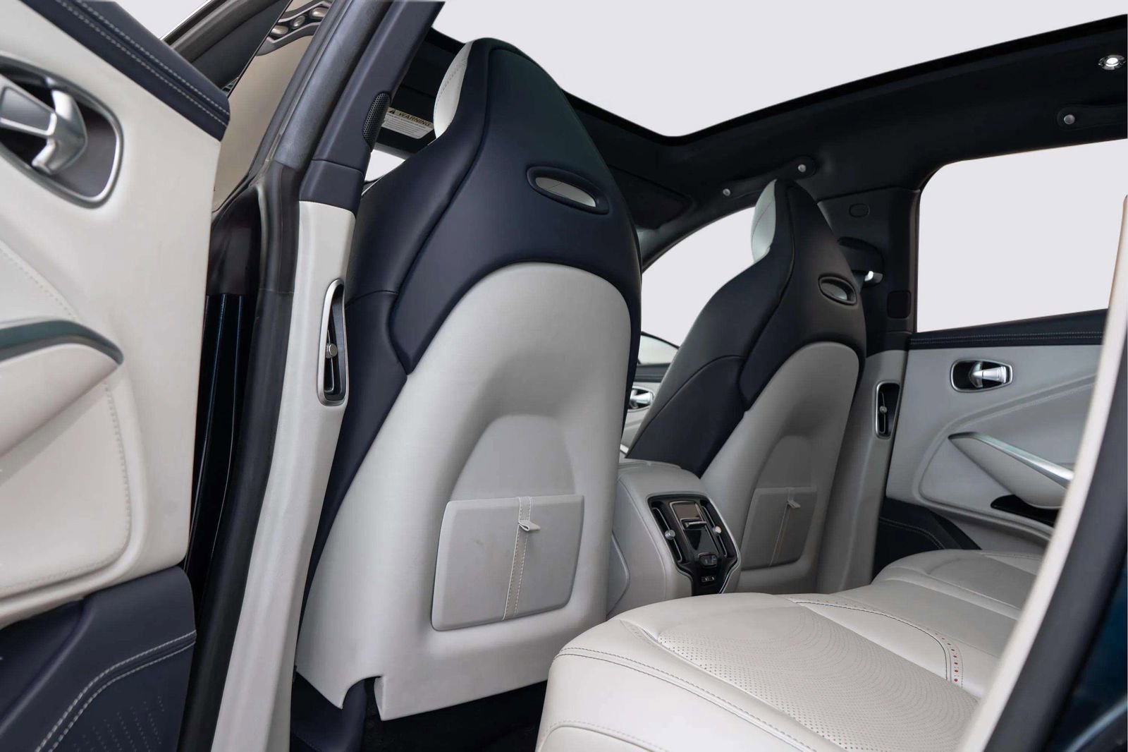 Used 2023 Aston Martin DBX AWD/4WD image 40