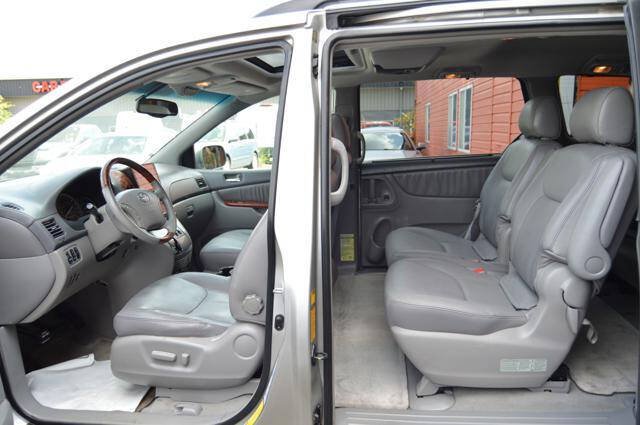 Used 2004 Toyota Sienna XLE Limited w/ Limited Pkg 5 FWD image 12