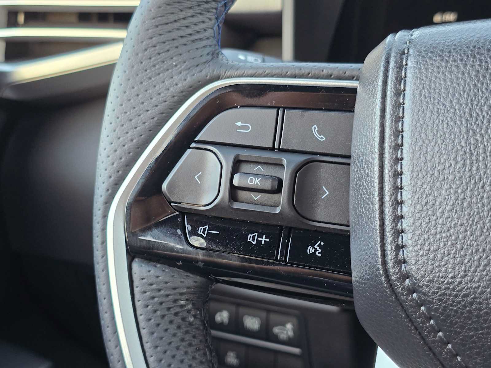 Used 2025 Toyota Sequoia Platinum AWD/4WD image 37