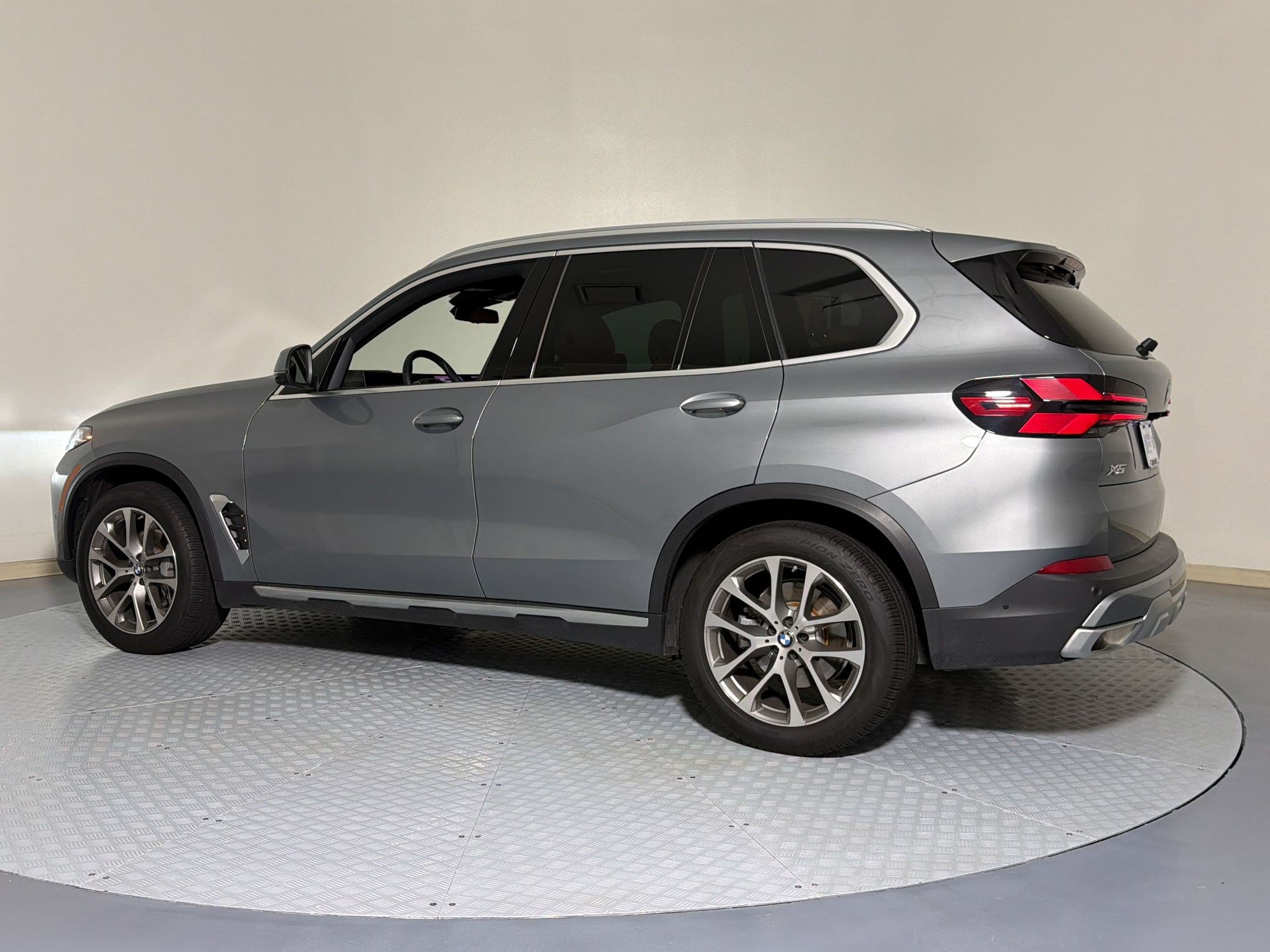 Used 2024 BMW X5 xDrive40i w/ Parking Assistance Package AWD/4WD image 3