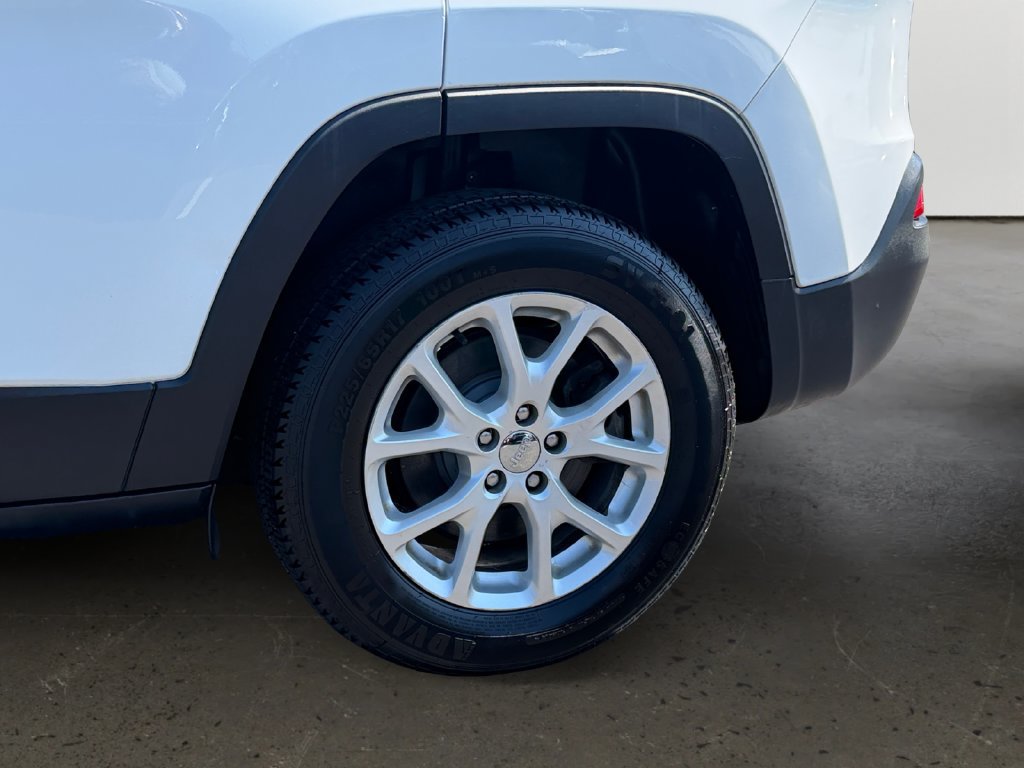Used 2016 Jeep Cherokee Latitude w/ Cold Weather Group AWD/4WD image 26