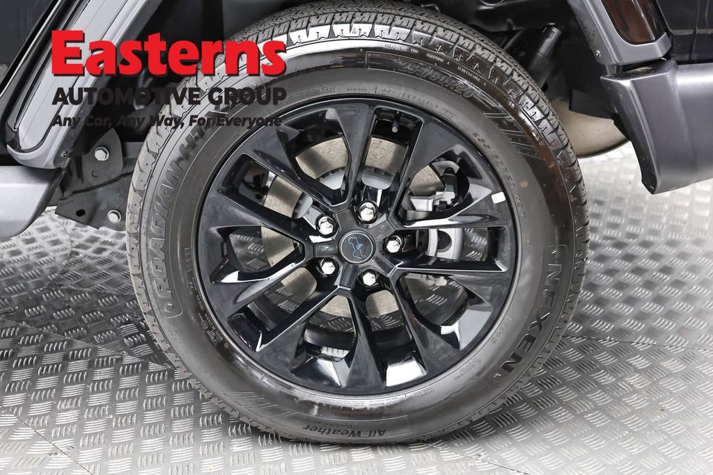 Used 2025 Jeep Wrangler Unlimited Sahara AWD/4WD image 8