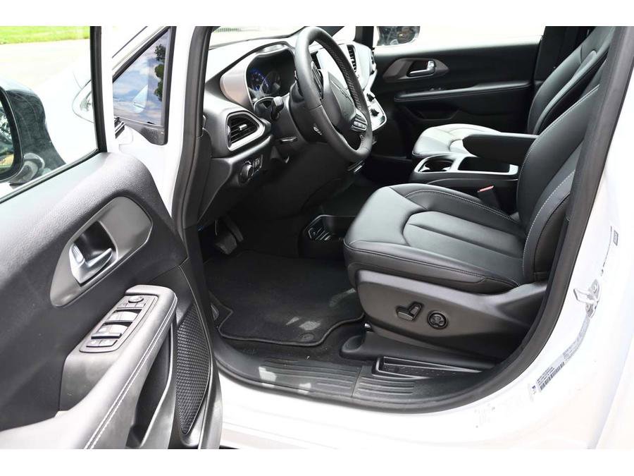 New 2025 Chrysler Voyager LX image 13
