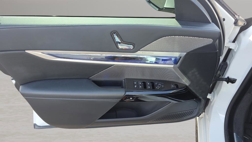 Used 2025 BMW 760i xDrive w/ Premium Package image 17