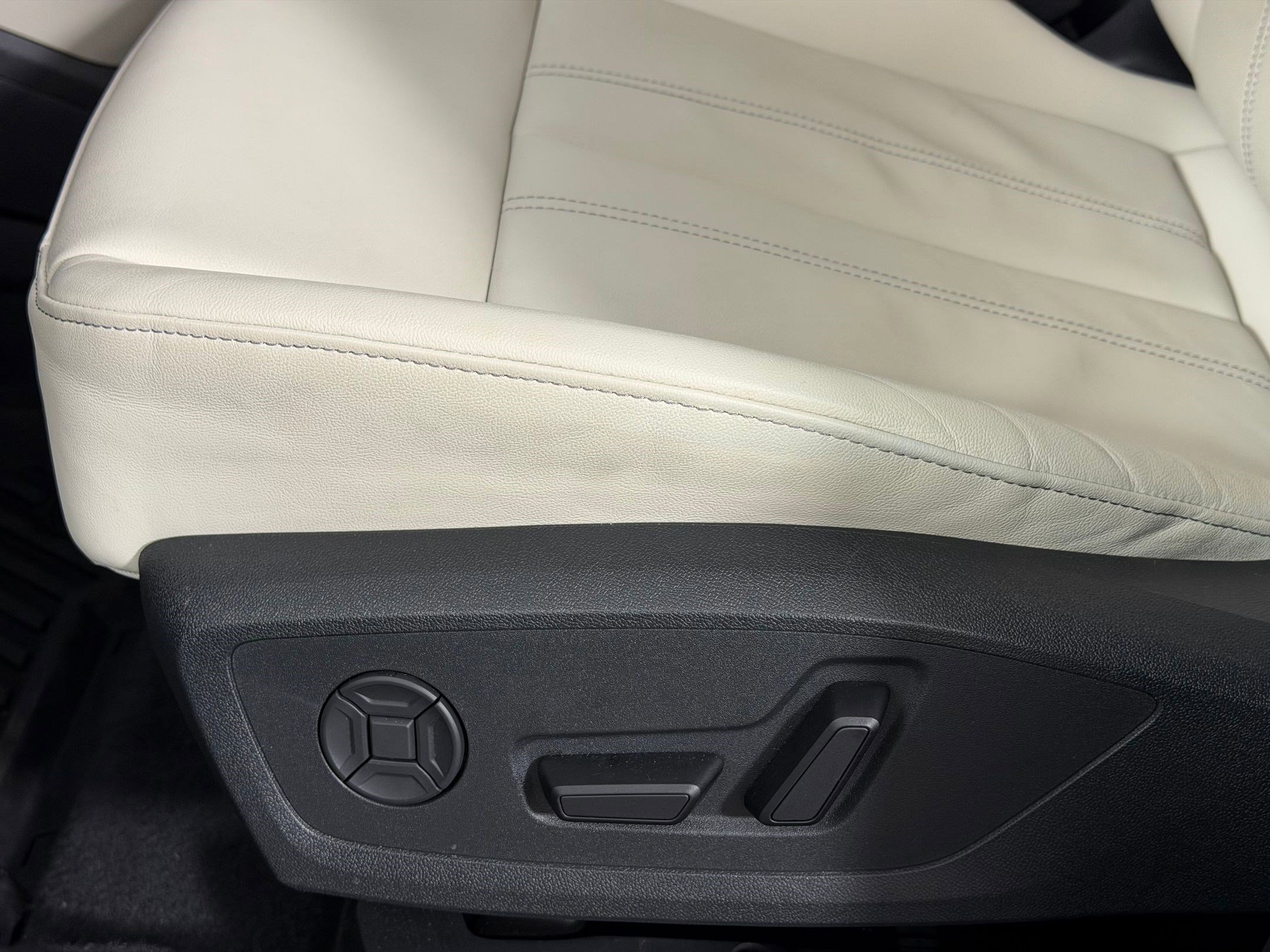 Certified 2025 Audi Q6 e-tron Premium w/ Convenience Package image 14