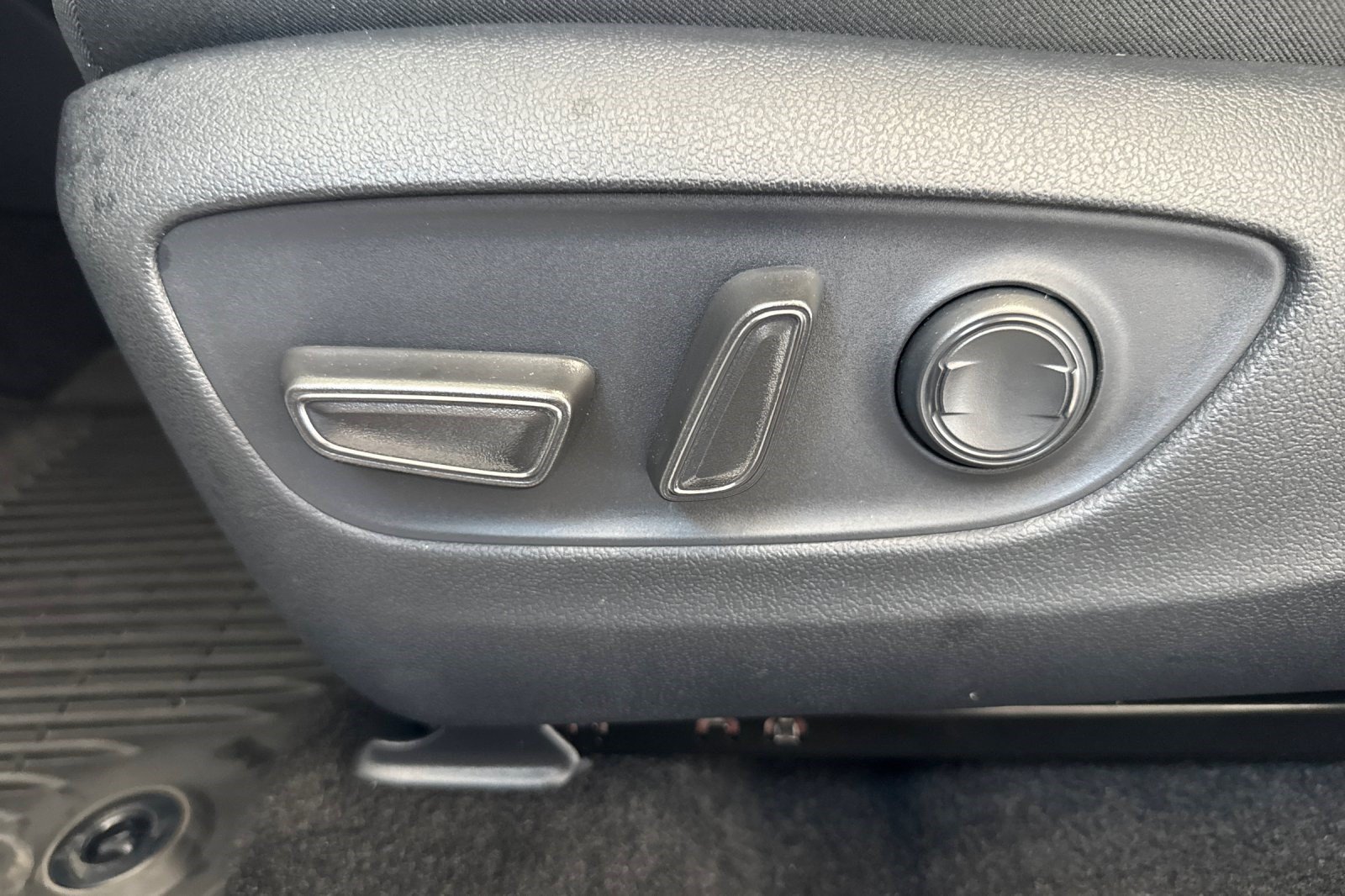 Used 2025 Toyota RAV4 XLE w/ Convenience Package AWD/4WD image 14