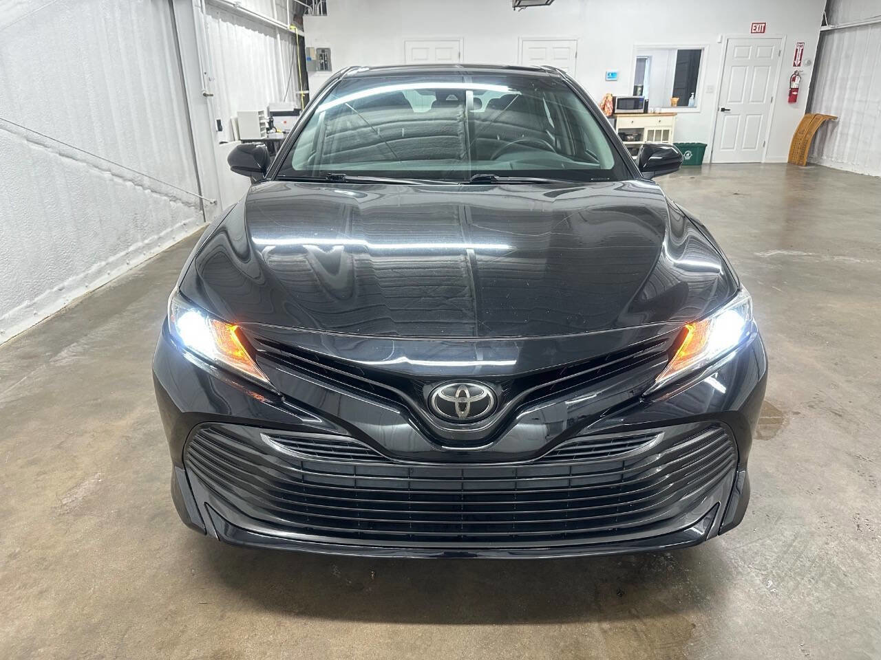 Used 2018 Toyota Camry LE image 9