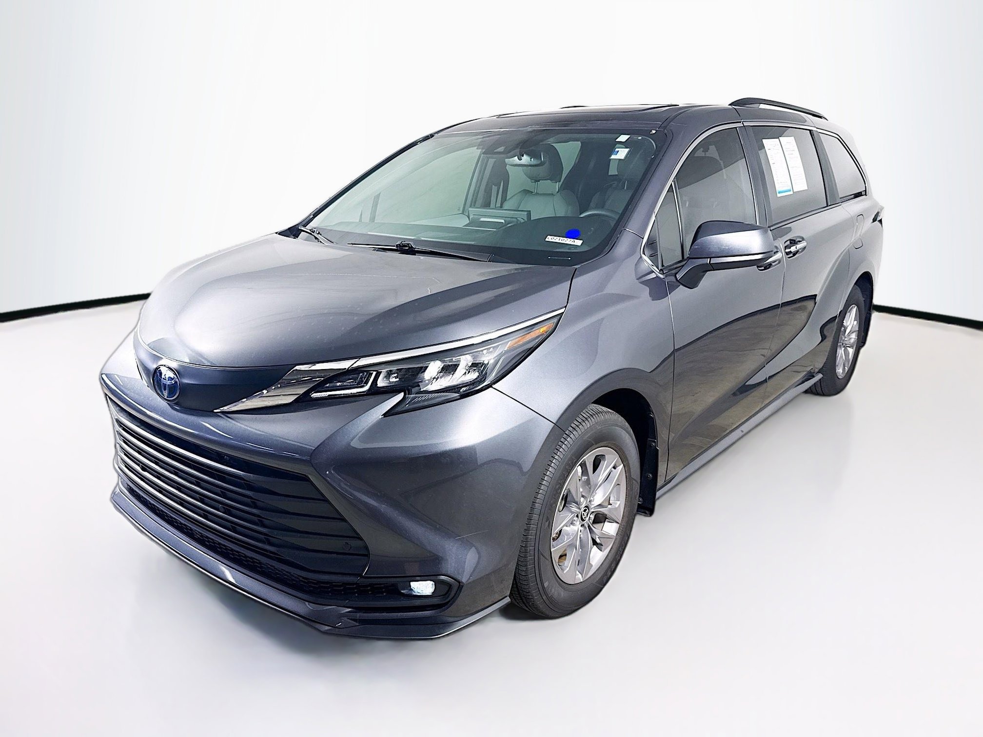 Used 2025 Toyota Sienna XLE FWD image 4