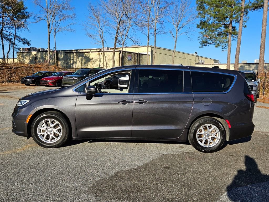 Used 2023 Chrysler Pacifica Touring-L image 4
