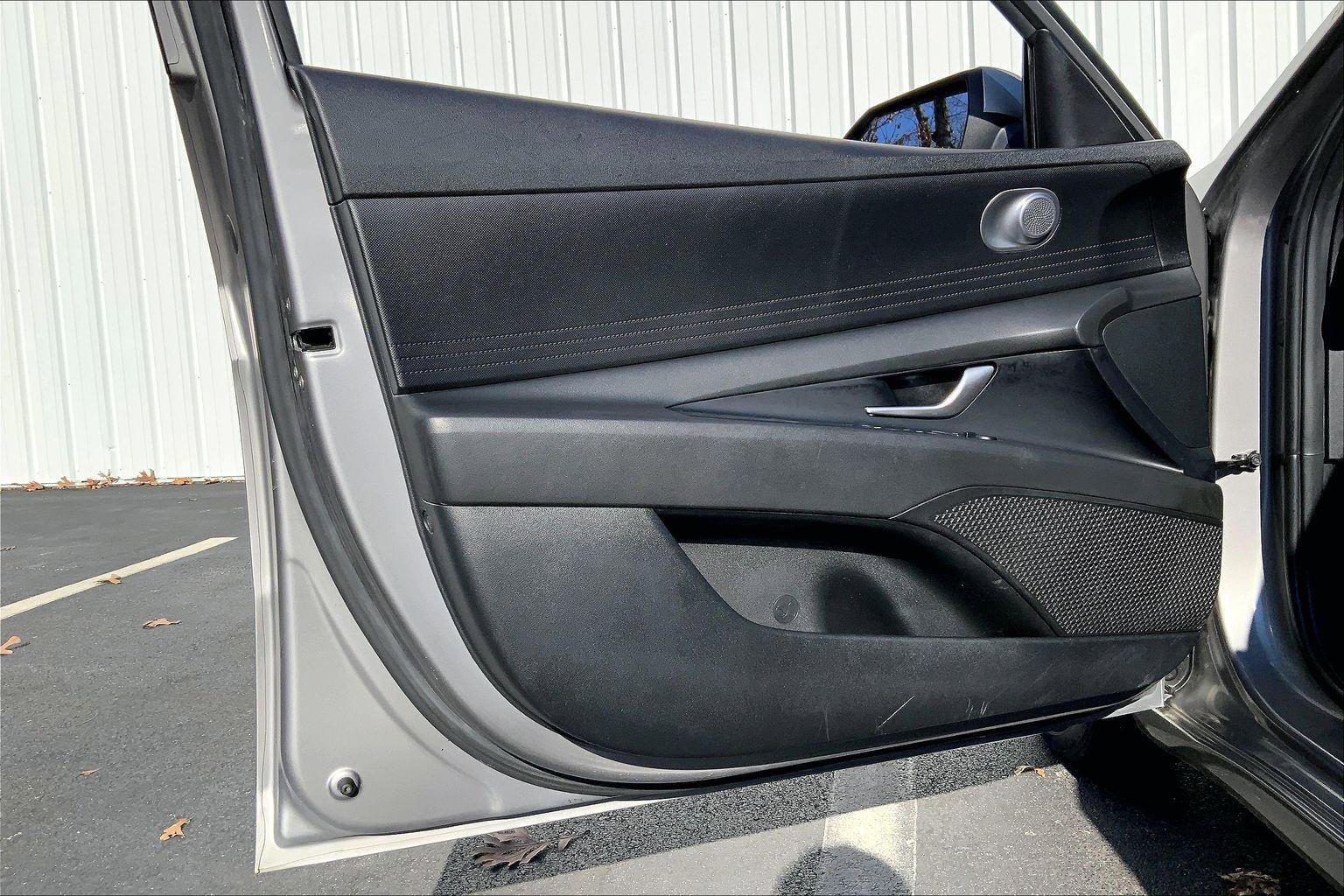 Used 2022 Hyundai Elantra SE w/ Cargo Package image 19