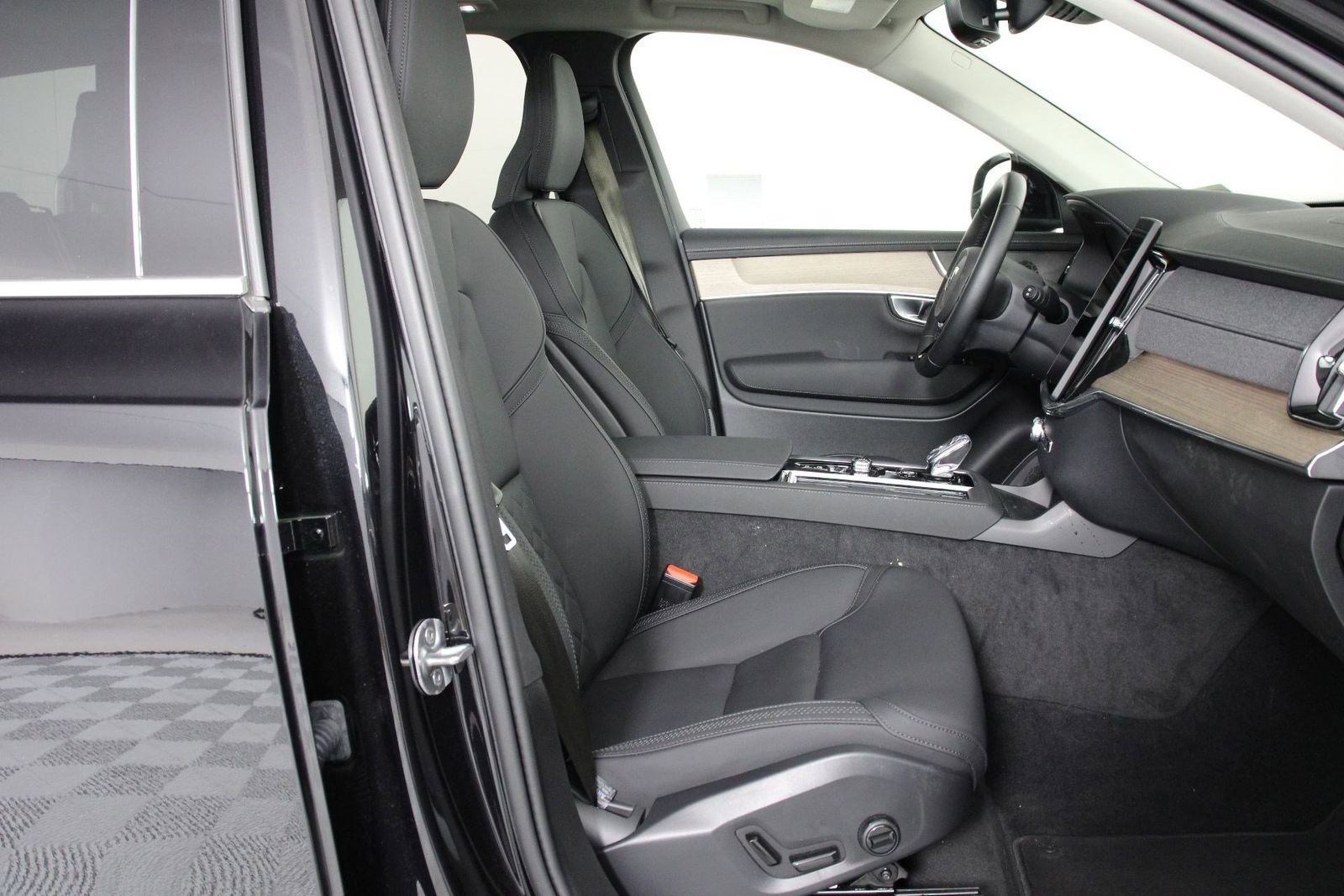 Certified 2026 Volvo XC90 B5 Plus image 29