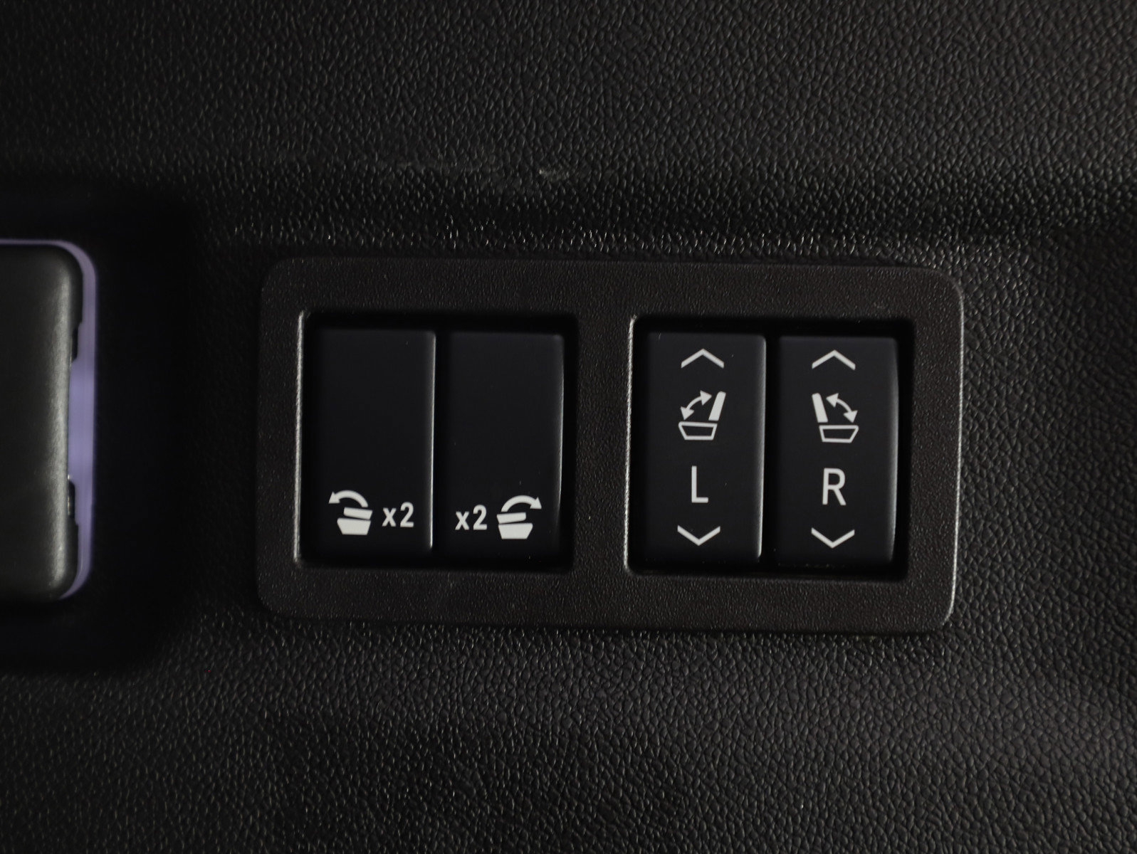 Used 2025 GMC Yukon XL Elevation w/ Elevation Premium Package image 11