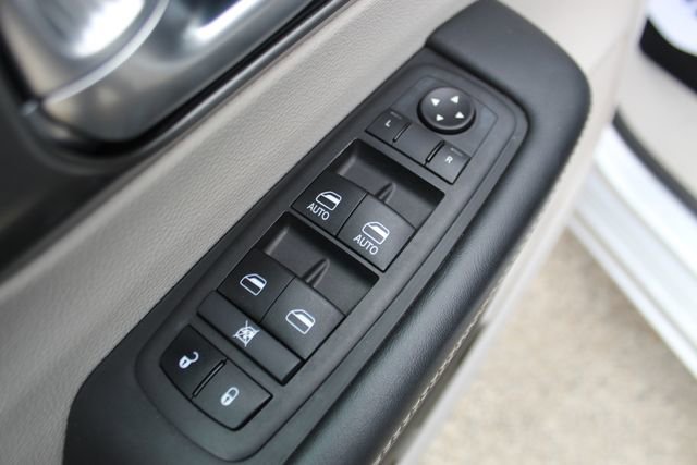 Used 2024 Chrysler Pacifica Touring-L image 9