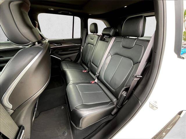 Used 2024 Jeep Grand Cherokee Overland w/ Luxury Tech Group IV AWD/4WD image 28
