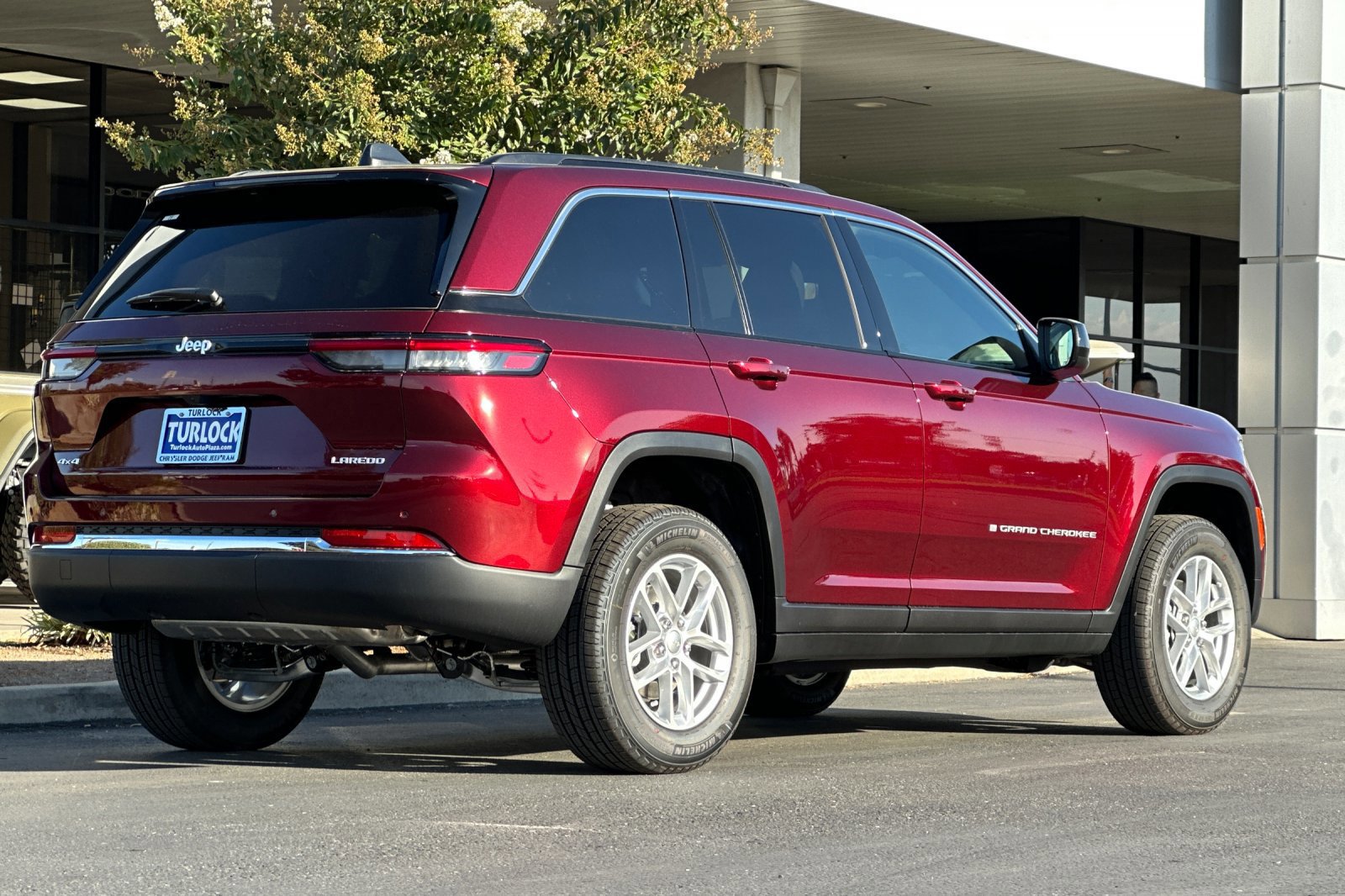 New 2025 Jeep Grand Cherokee Laredo X w/ Luxury Tech Group I image 4