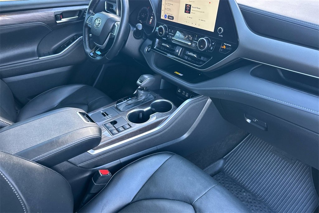 Used 2023 Toyota Highlander Limited image 19