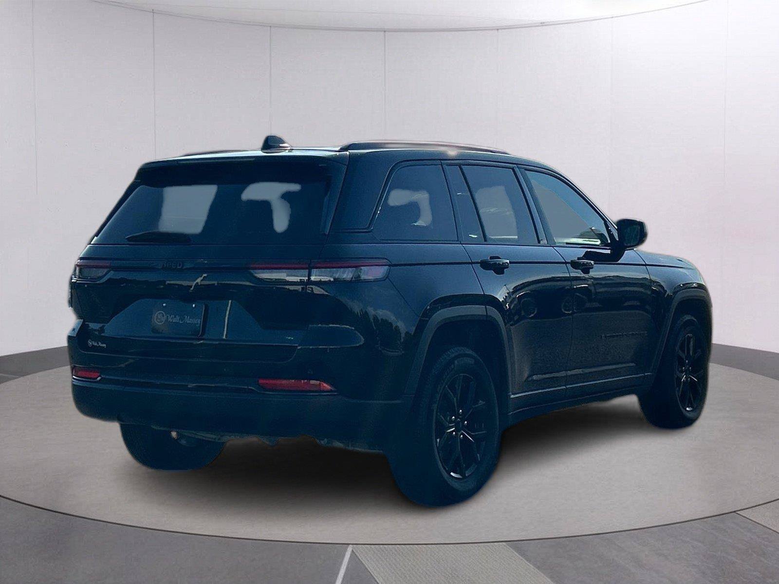 Used 2024 Jeep Grand Cherokee Altitude AWD/4WD image 7