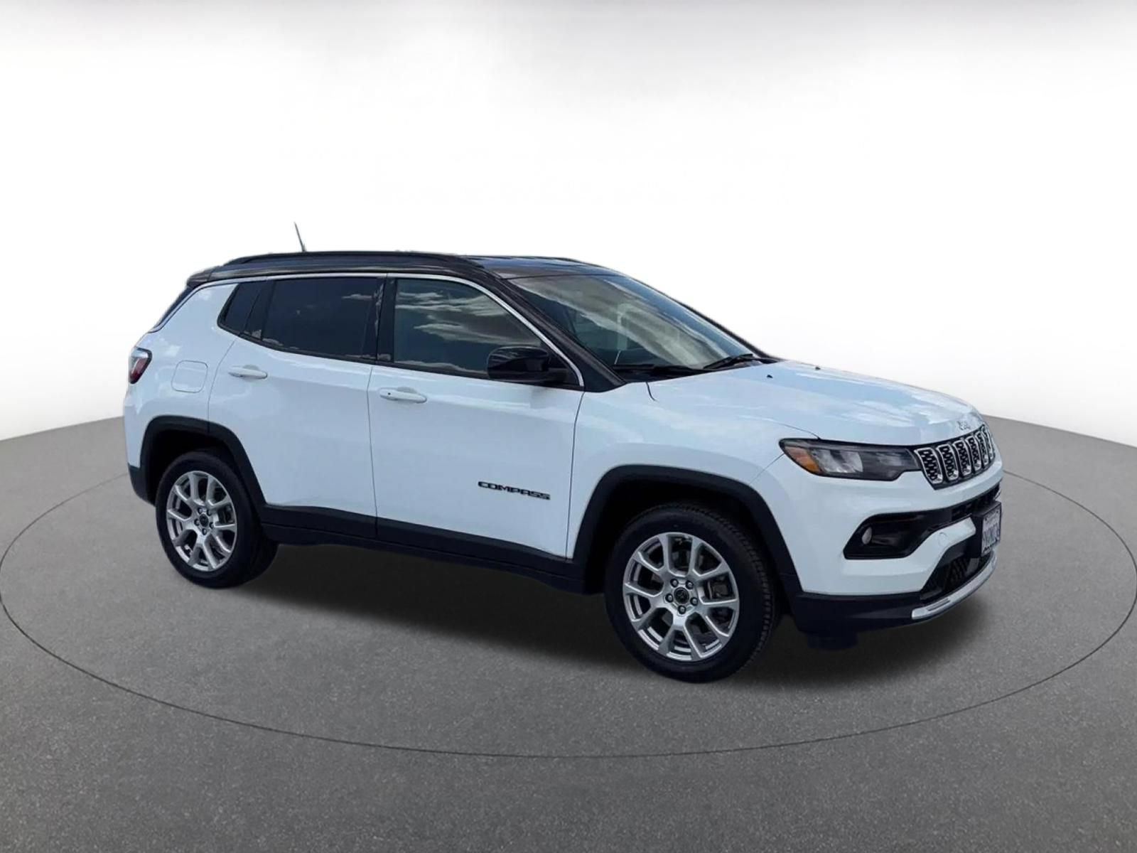 Used 2025 Jeep Compass Limited AWD/4WD image 2
