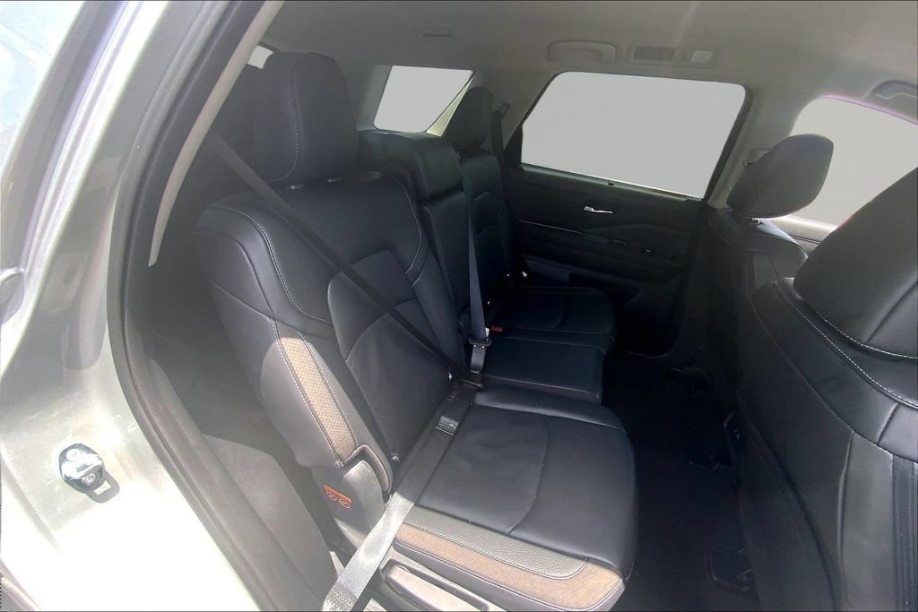 Used 2025 Nissan Pathfinder SL FWD image 17