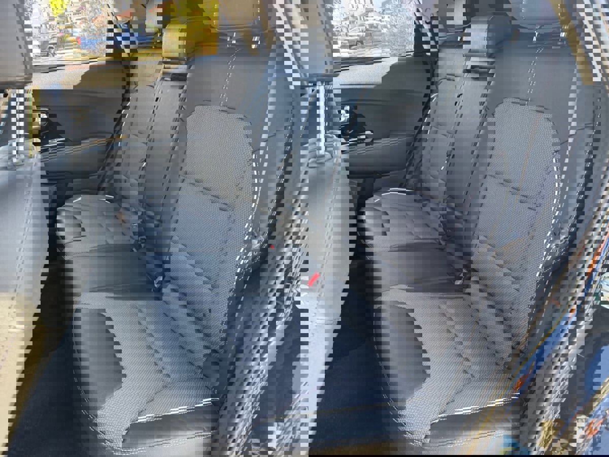 Used 2022 Kia Niro EX image 17