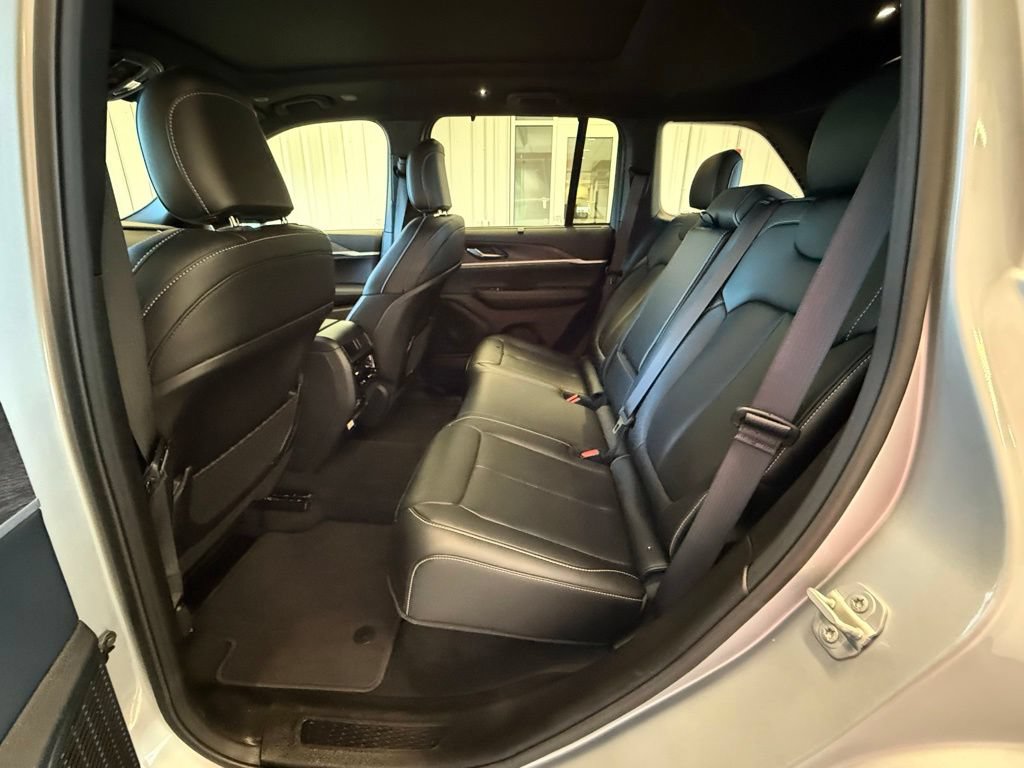 Used 2025 Jeep Grand Cherokee Limited w/ Luxury Tech Group II AWD/4WD image 19