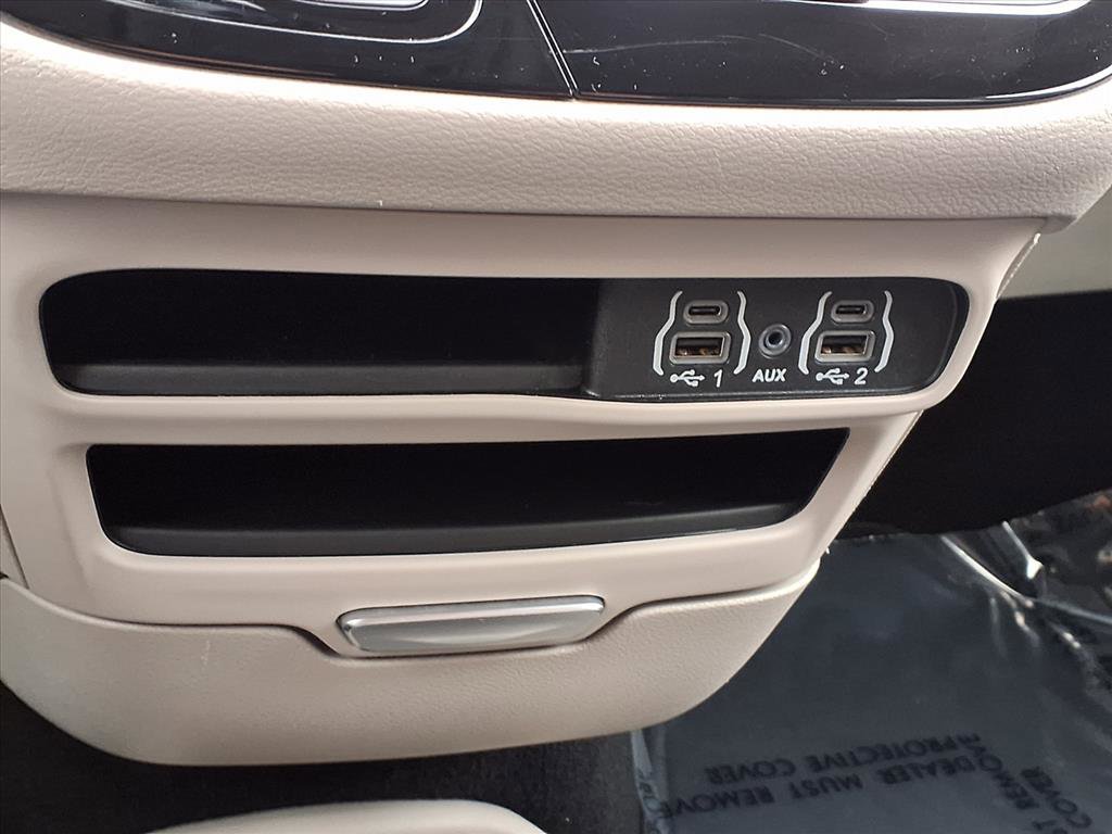 Used 2024 Chrysler Pacifica Touring-L image 13