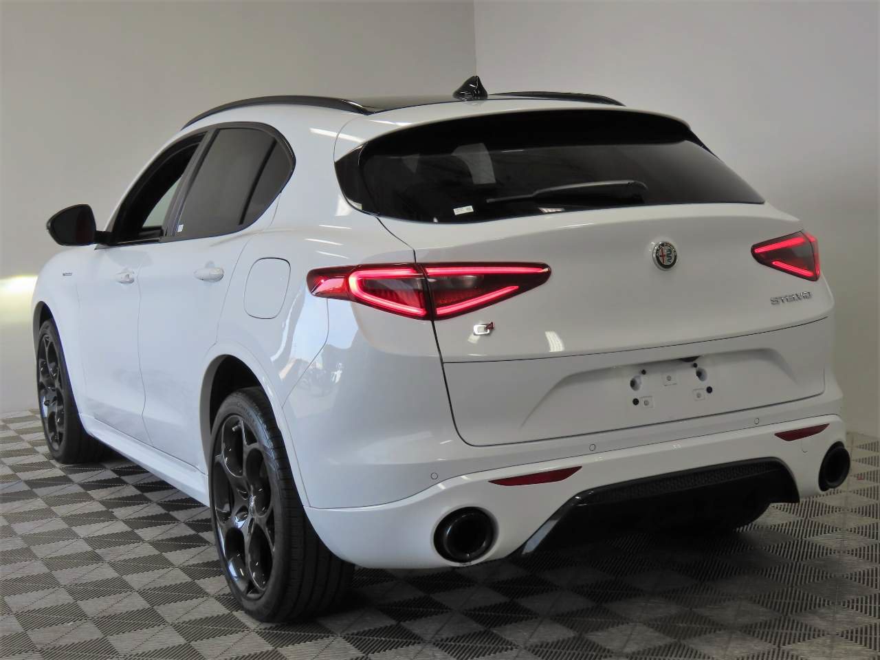 Used 2023 Alfa Romeo Stelvio Veloce AWD/4WD image 3