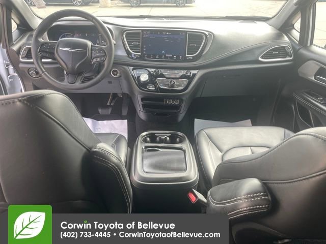 Used 2024 Chrysler Pacifica Select image 26