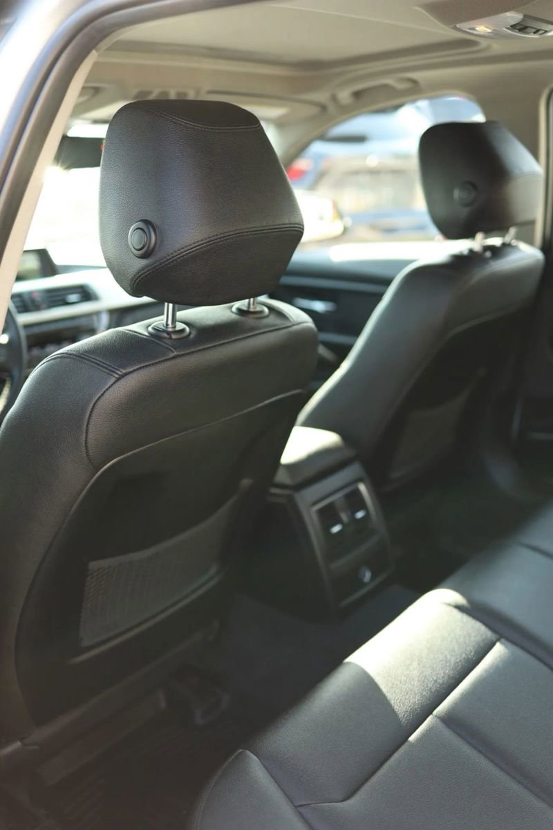 Used 2018 BMW 320i xDrive 320i xDrive Sedan 4D w/ Convenience Package image 31