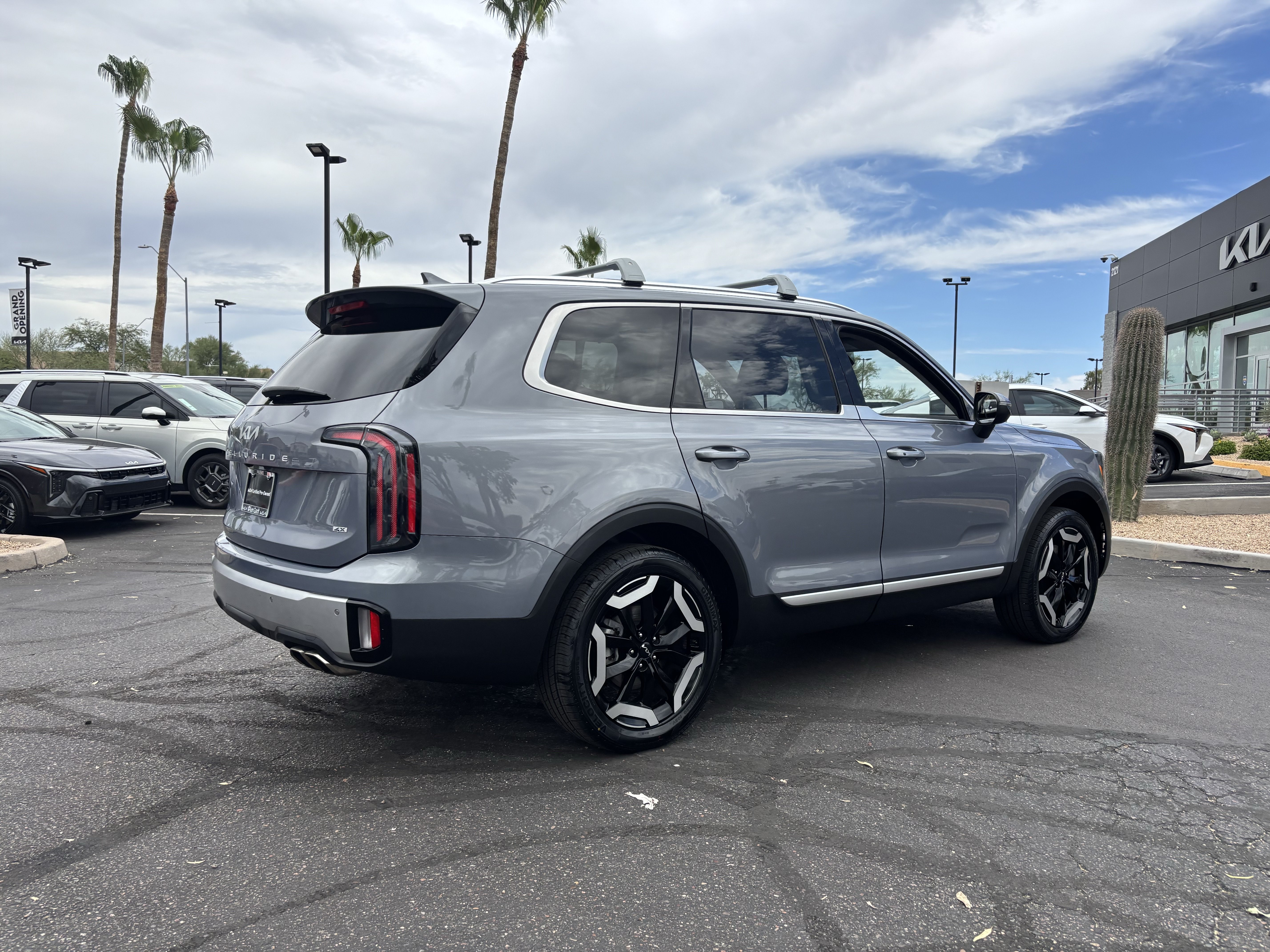 Used 2023 Kia Telluride EX w/ EX Captain's Chair Package AWD/4WD image 3