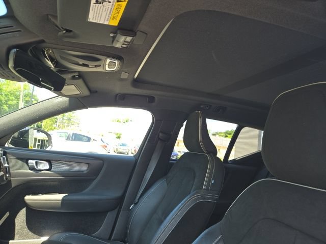 Used 2021 Volvo XC40 T5 R-Design w/ Climate Package AWD/4WD image 3